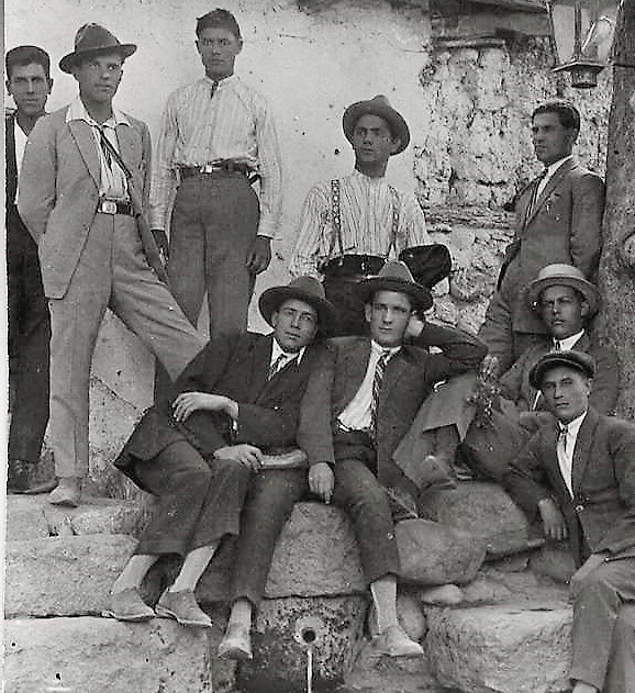 Стари фотографии на Кавадарци-Фенери пред чешмите -1929 година 
