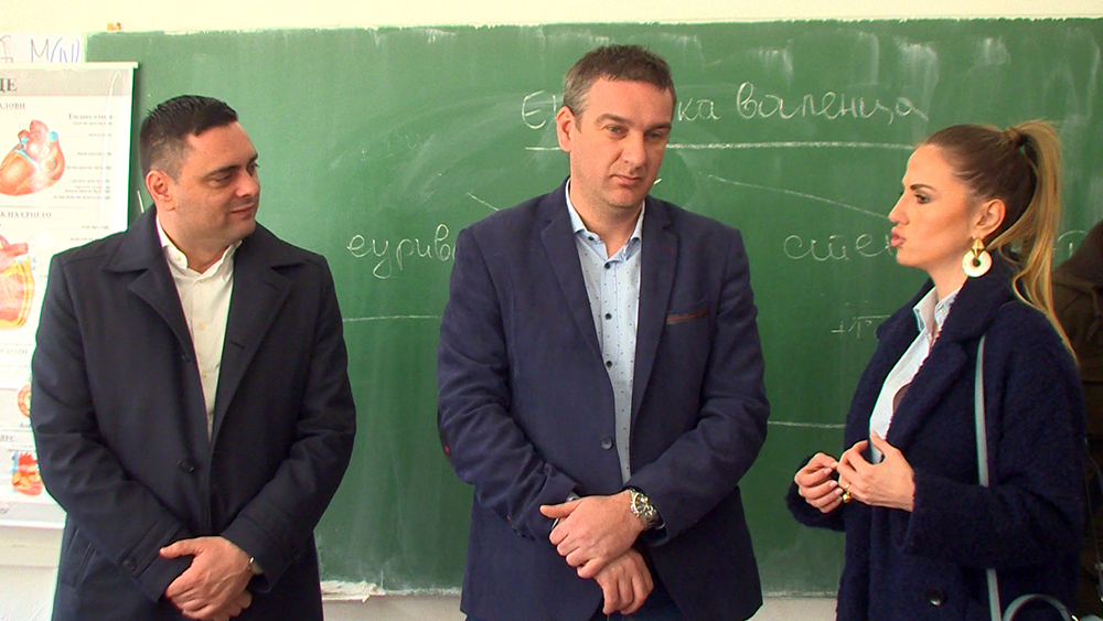 (Видео) Градоначалник Јанчев / Донација:Гимназијата и СОШЗУ добија прoчистувачи