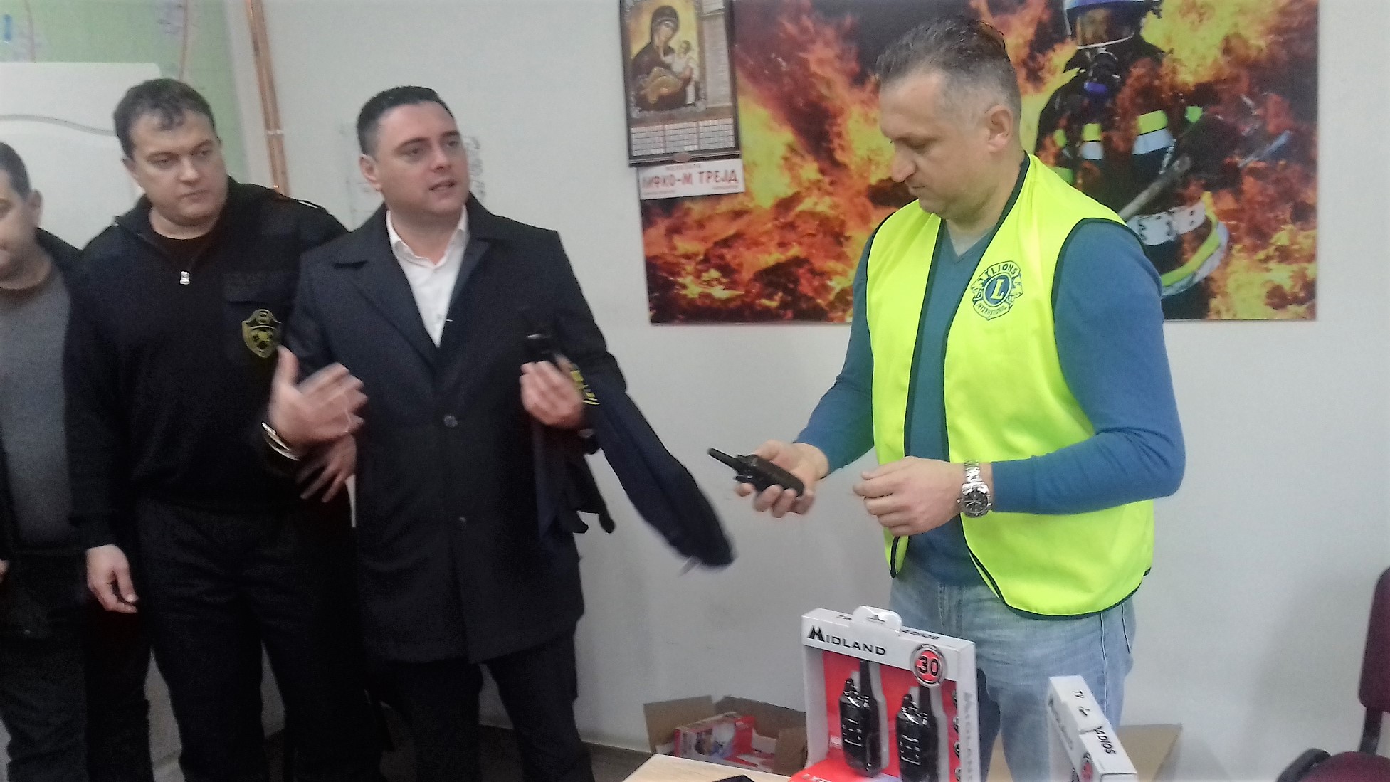/Видео/ Lions klub „Тиквеш“ донира радио врски за пожарникарите 