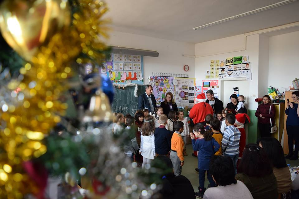 /Росоман/ Градоначалникот и Дедо мраз меѓу децата 