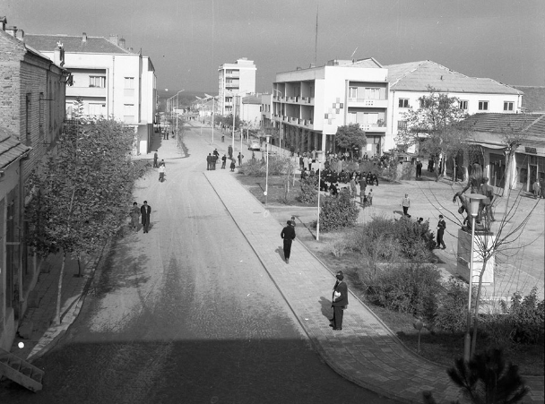  Стари фотографии  на Кавадарци-Плоштадот и улица „Илинденска“