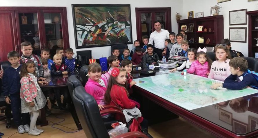 /Фото/ Децата од Дреново во гости кај градоначалнкот Јанчев
