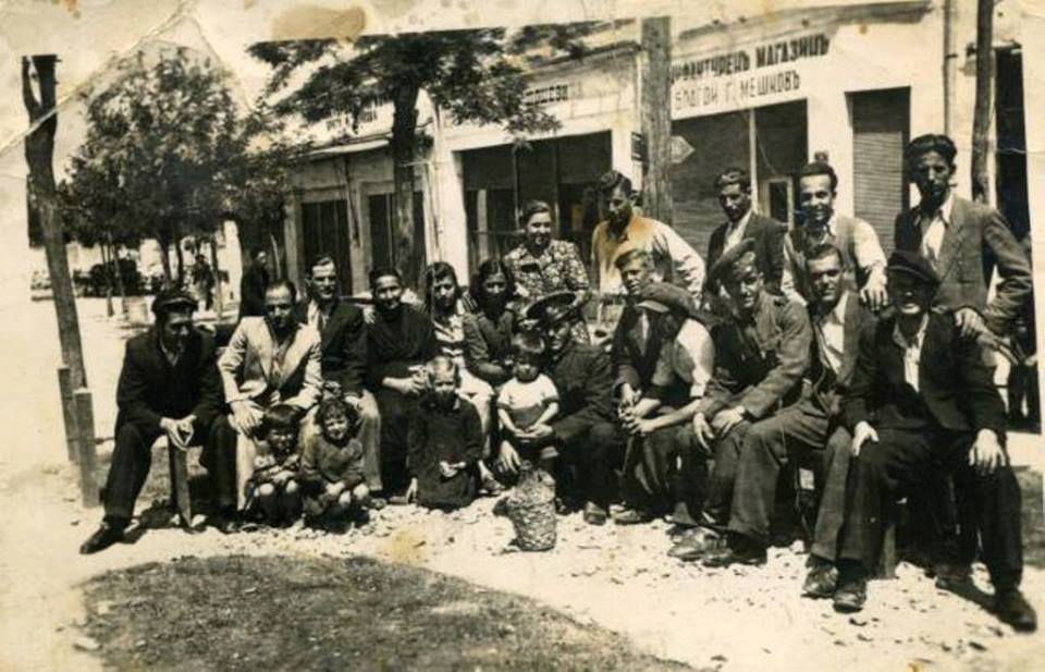 Стари фотографии на Кавадарци- Занаетчии со нивните семејства  1942 година 