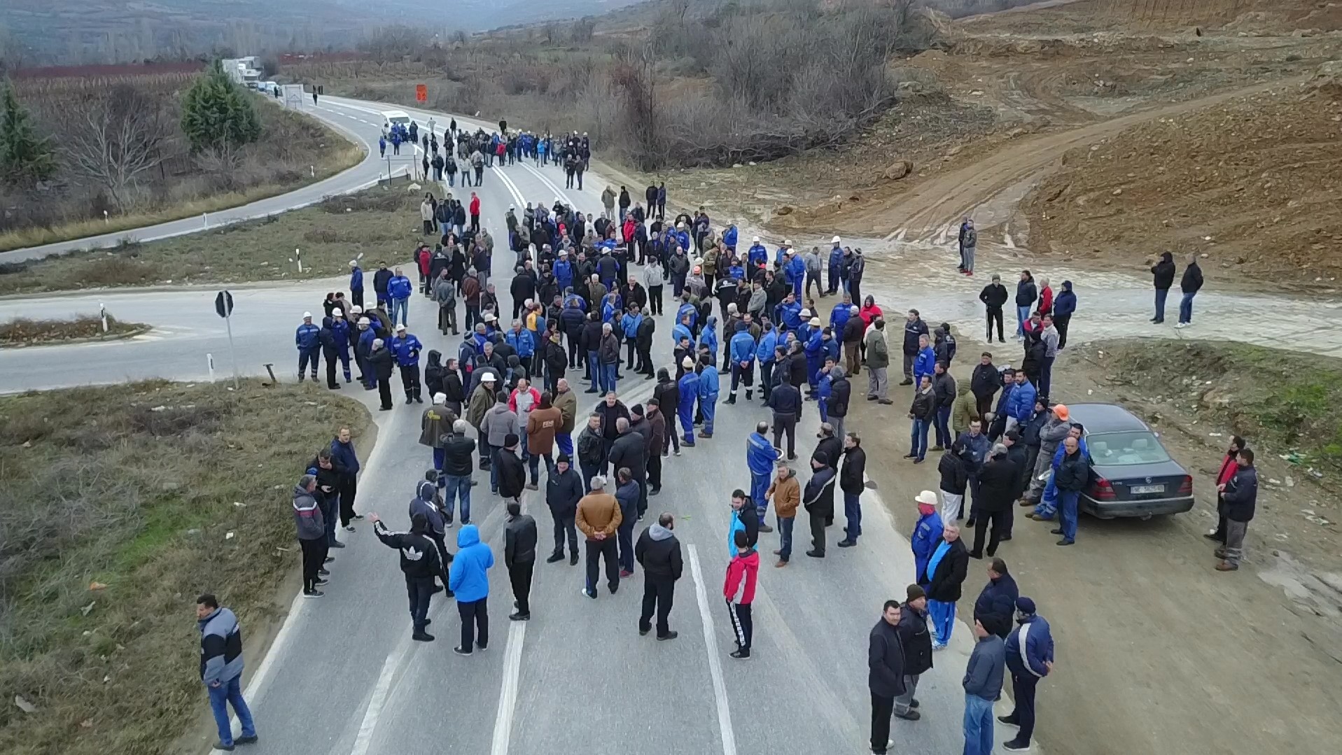 (Видео) Работниците го блокираа патот Градско - Прилеп кај “Мотел Дреново“