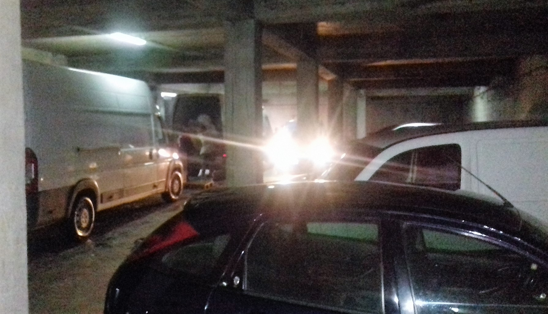 Паркирање / Подземниот паркинг во центарот нефунkционален