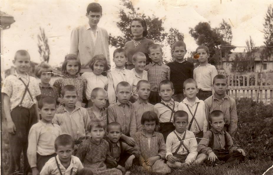 Стари фотографии на Кавадарци-Учителите и учениците во село Горна Бошава 1960
