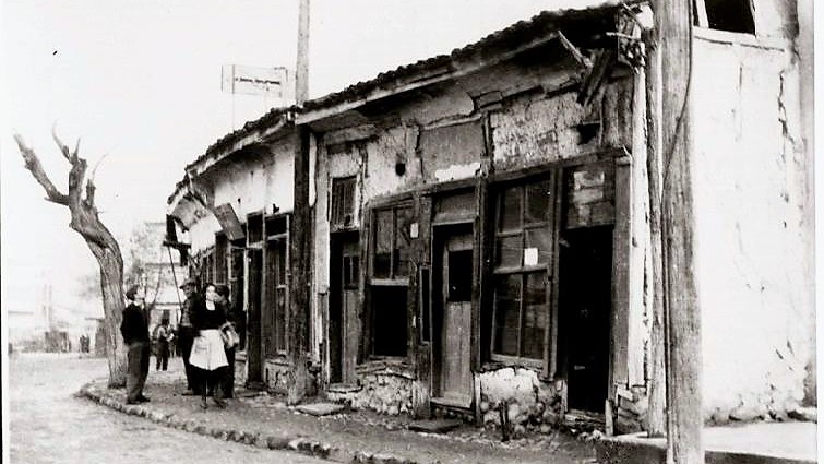 Стари фотографии на Кавадарци-дуканите кај сегашен Тинекс