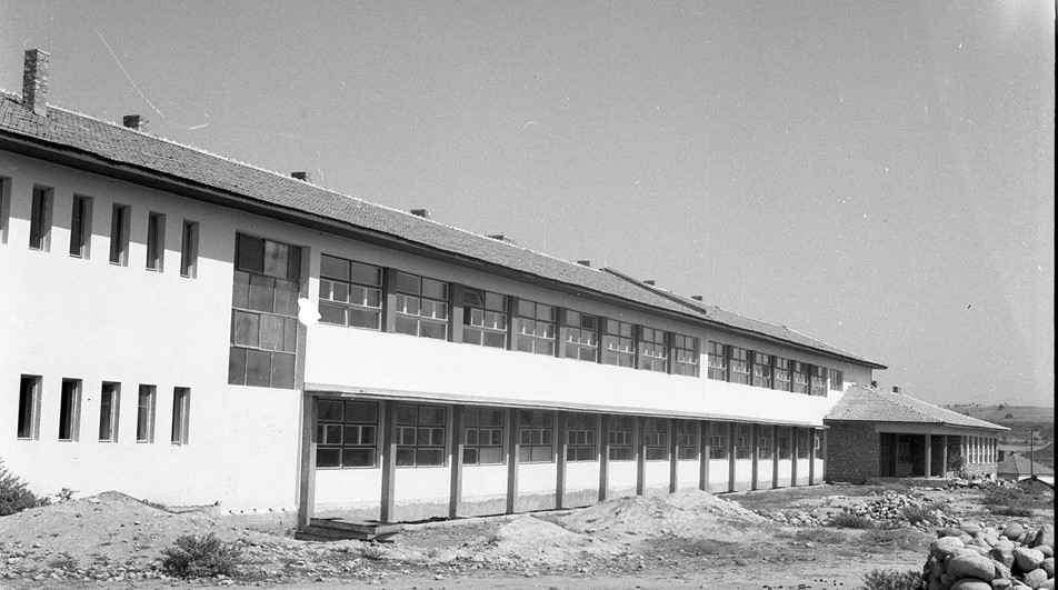 Стари фотографии на Кавадарци-Гимназијата во Кавадарци 1956 година 