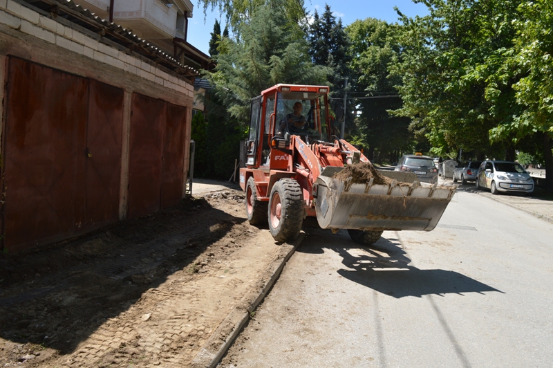 /Фото/Локална самоуправа Кавадарци/ Се градат тротоари во Кавадарци и Сопот