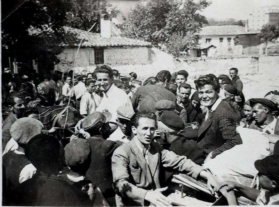 Стари фотографии на Кавадарци-Испраќање во војска на Пано Мударов