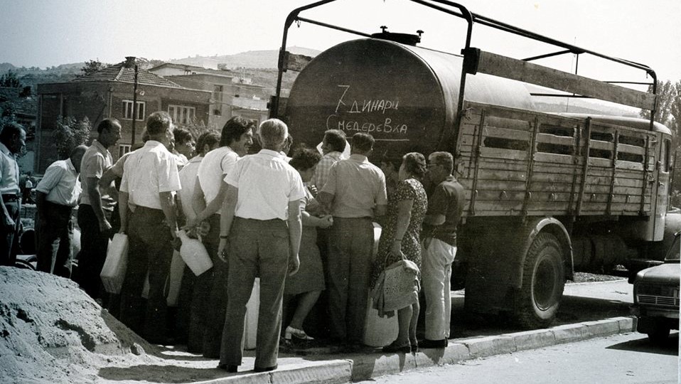 Стари фотографии на Кавадарци-Грозје и цистерни со вино на улиците