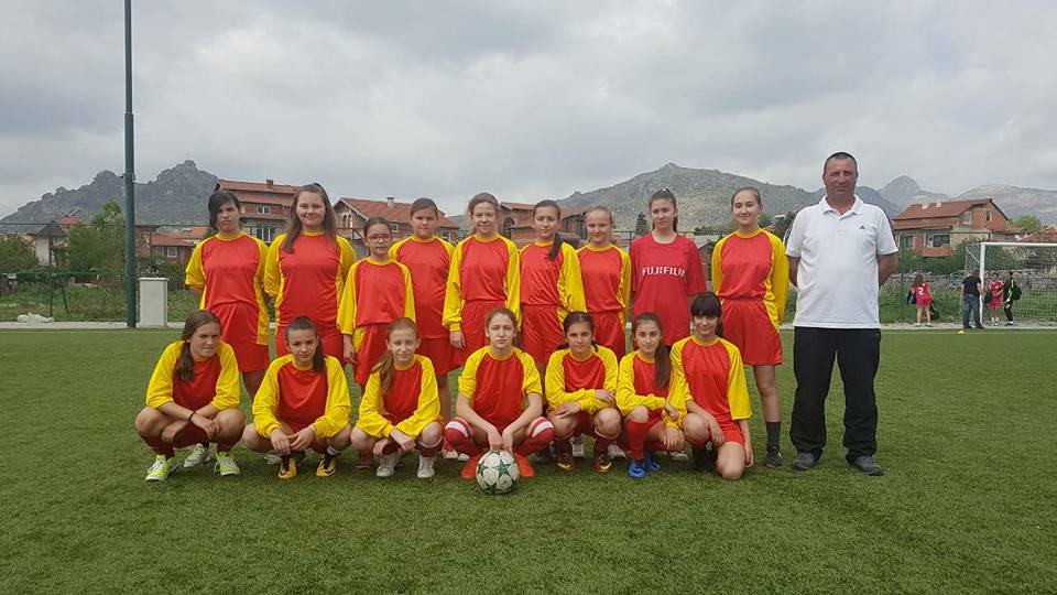 Фудбалерките на ООУ„Страшо Пинџур„-втори во Македонија