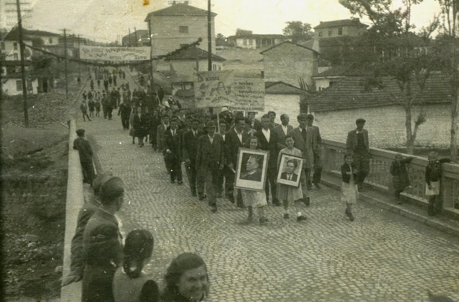Стари фотографии на Кавадарци-Првомајска прослава 1950
