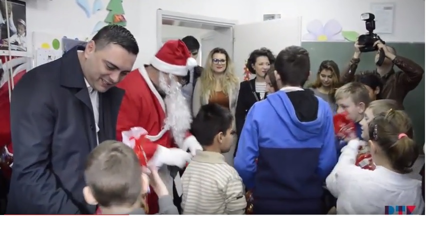 (Видео) Новогодишни пакетчиња за учениците од градоначалникот и дедо Мраз