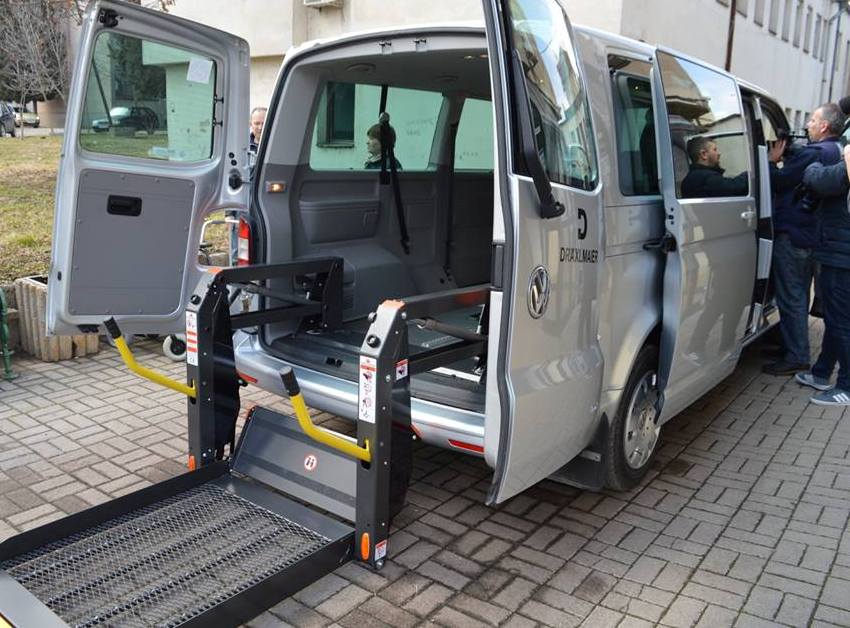 Kомпанијата „Дрекслмајер“ и Германската aмбасада вo  РМ донираа возило  и адаптираа  уреди  за лица со инвалидски колички