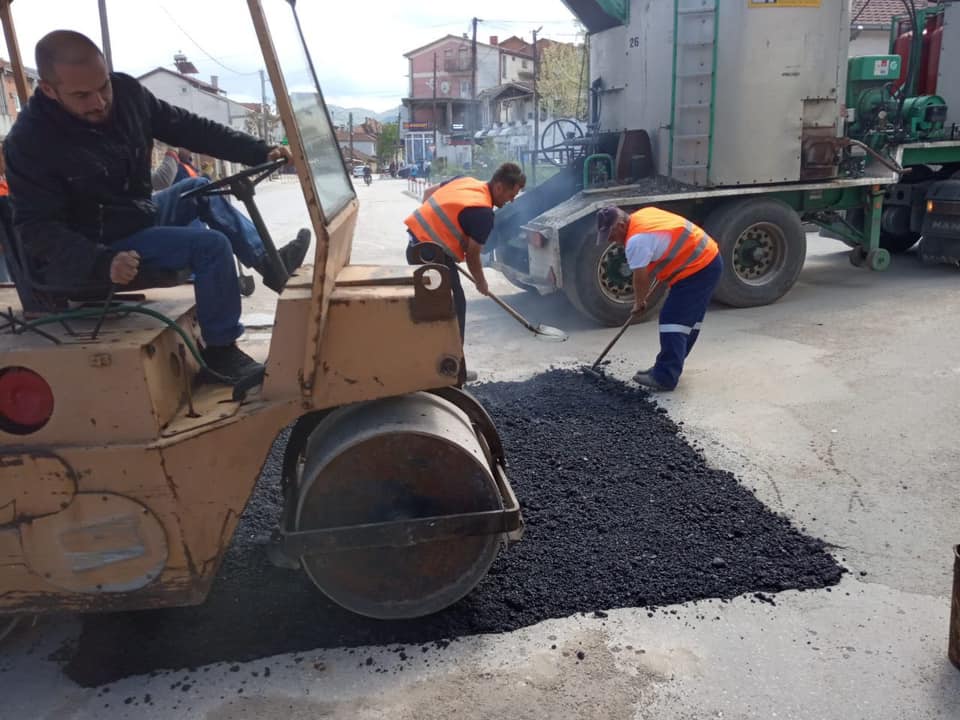 Општина Кавадарци / ЈП Комуналец санира прокопи со сопствена асфалтерка