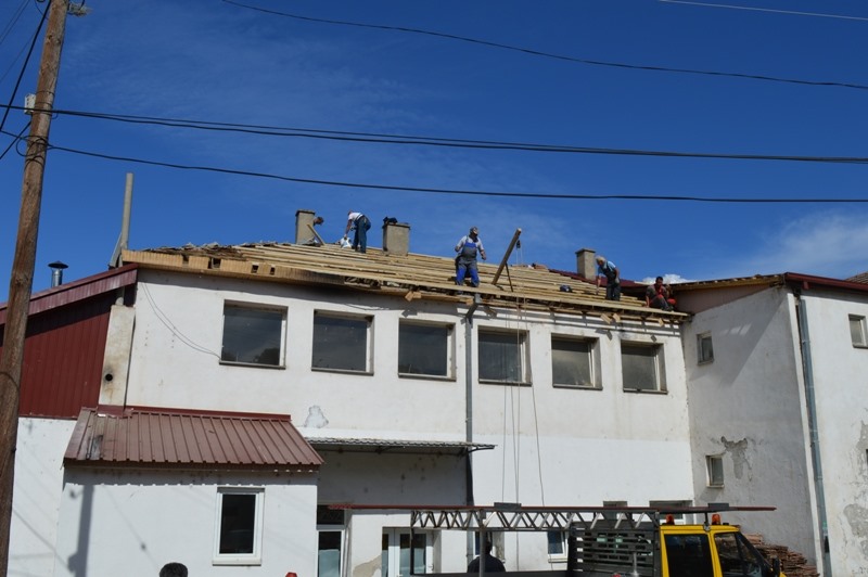 Општина Кавадарци / Се реконструра покривот на Спомен Домот на културата во Ваташа