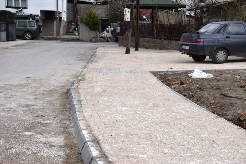  Нови тротоари од улиците: „Беласица“, „Авала“,