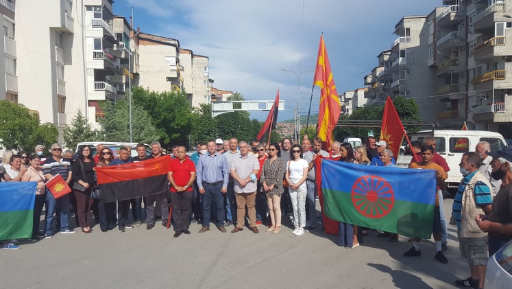 (ВИДЕО)  TРЕТ ДЕН БЛОКАДИ НА ВМРО-ДПМНЕ КАВАДАРЦИ.Поддршка  на протестот  од  Партијата на Демократските сили на Ромите. 