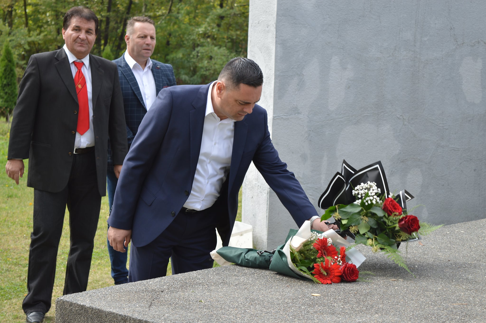 Видео/   ВМРО-ДПМНЕ  : Цвеќе на спомениците од НОБ