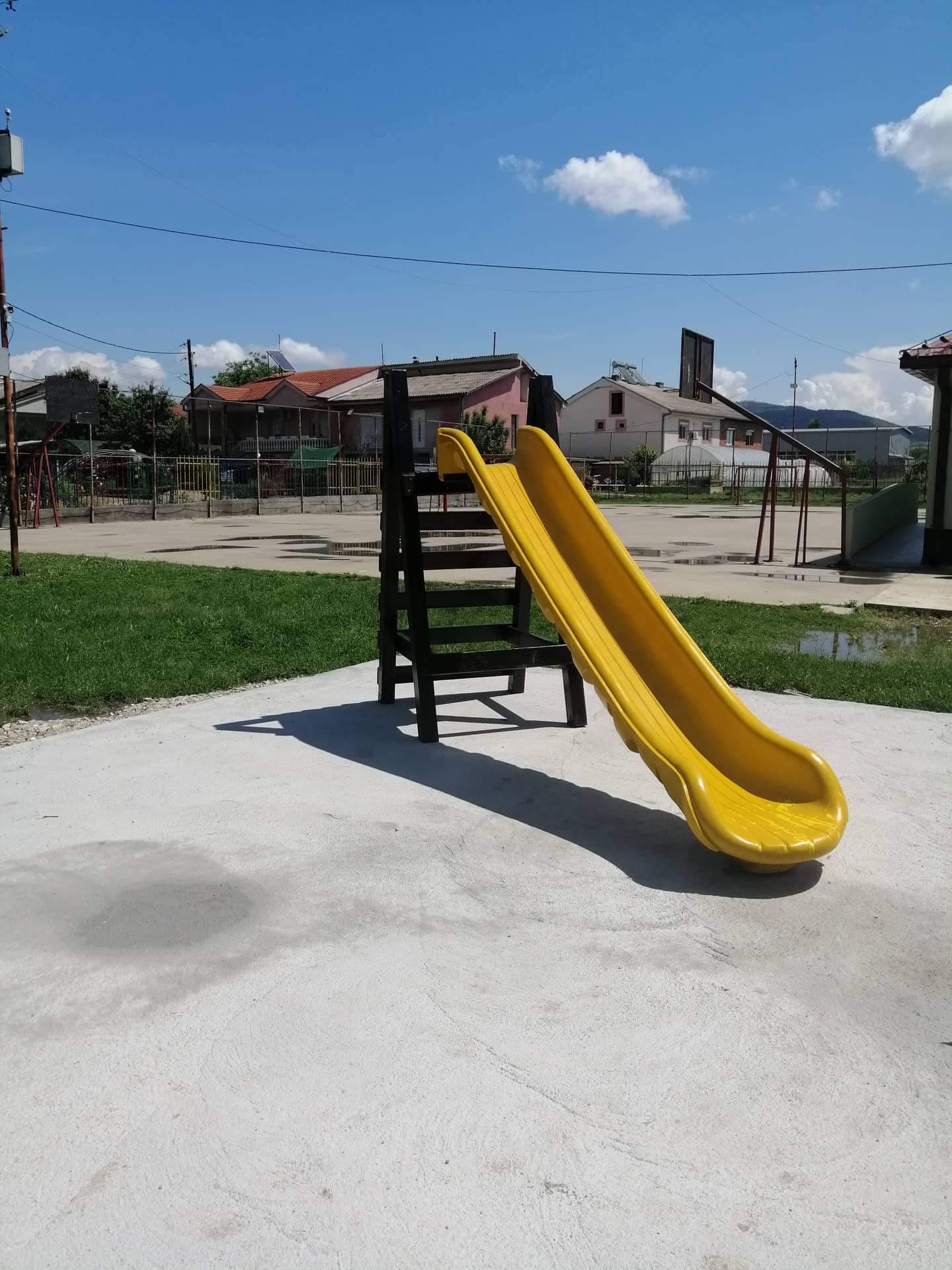 Детското игралиште  во село Возарци  е во завршна градба.
